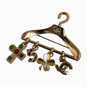 Broche CC Charms Crystal Gripoix Hanger de Chanel