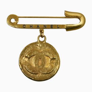 Spilla CC Medallion di Chanel