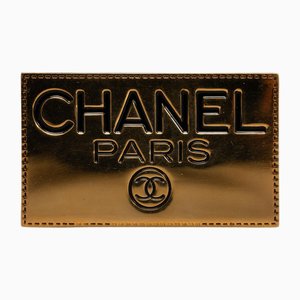 Broche con placa con logo CC de Chanel