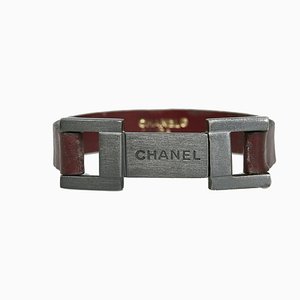 Brazalete con logo de metal y cuero de Chanel
