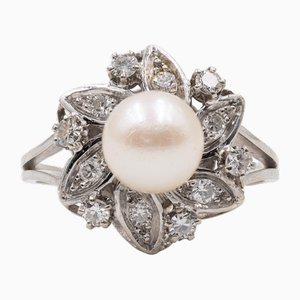Anillo vintage con flor de diamantes y perlas de oro blanco de 18 k, años 60