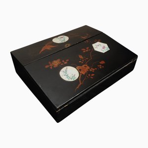 Pendiente de escritura japonesa victoriana con incrustaciones decorativas de esmalte e interior equipado con terciopelo negro. Juego de 2