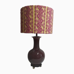 Lampada da tavolo vintage con base in ceramica rosso vino e paralume in tessuto fatto a mano di Lamplove, anni '70
