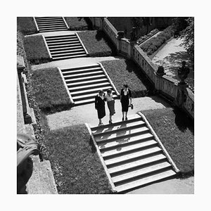 Tre donne alle scale al pubblico, 1930, Stampa fotografica