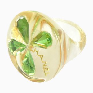 Anello Clover in plastica gialla e verde di Chanel