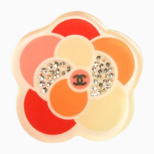 Broche Badge Camellia en Plastique Blanc et Orange de Chanel
