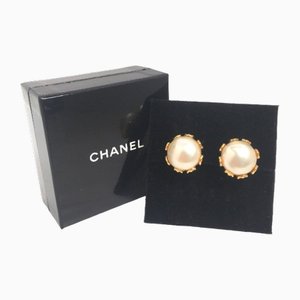 Boucles d'Oreilles en Fausse Perle Gp Dorées de Chanel, Set de 2