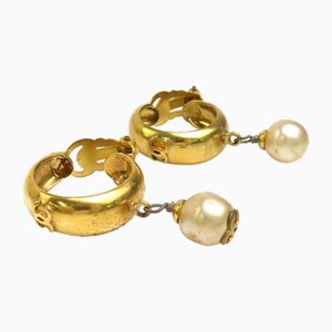Orecchini Here Mark in metallo/finta perla color oro di Chanel, set di 2