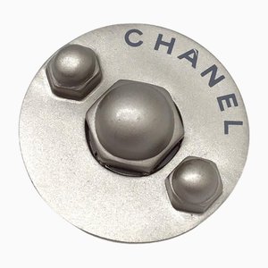 Broche con motivo de tuerca 99P en color plateado de Chanel