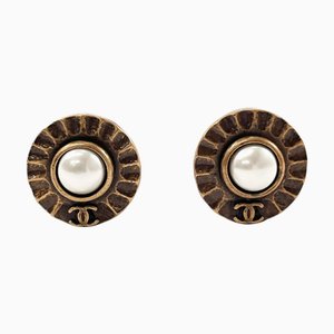 Orecchini vintage Chanel Cocomark in metallo con perle finte dorate 97 A Stamp da donna, set di 2