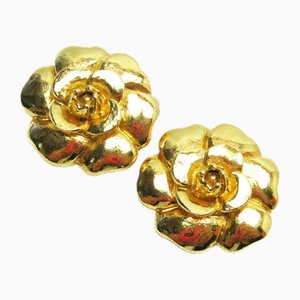 Aretes Camellia de metal dorado de Chanel. Juego de 2