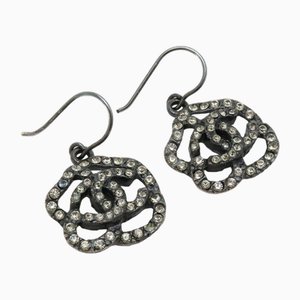 Aretes de gancho GP con motivo de Camellia en negro de diamantes de imitación transparente de Chanel. Juego de 2