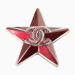 Spilla Star Coco Mark bordeaux in plastica di colore rosso vino CC di Chanel