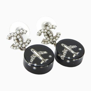 Pendientes 16s con perla falsa en negro Here Mark Airplane bañados en plata de Chanel. Juego de 2