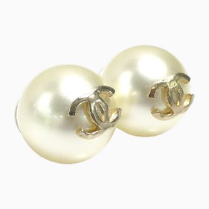 Aretes de perla sintética / metal blanco X dorado de Chanel. Juego de 2