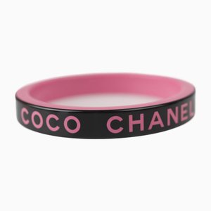 Bracciale CC Mark in resina nera con logo rosa di Chanel