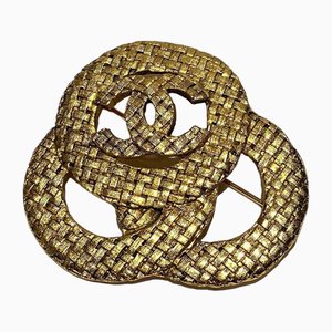 Broche con círculo Coco Mark en color dorado de Chanel