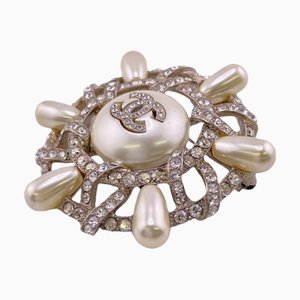 Broche Coco Mark con perlas falsas de diamantes de imitación de Chanel