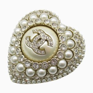 Gefälschte Perlenherz Brosche von Chanel, 2022