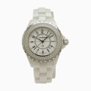 Reloj J12 de cerámica blanca con bisel de diamantes de Chanel