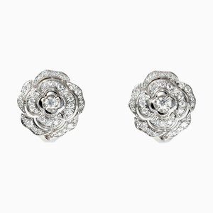 Pendientes Chanel Camellia K18Wg de oro blanco. Juego de 2