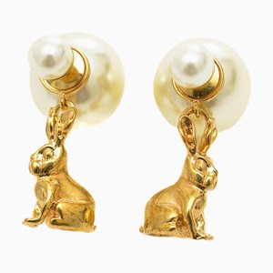 Christian Dior Orecchini tribali Dior Rabbit metallo/resina perla oro/bianco, set di 2