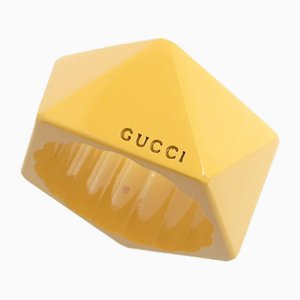 Senffarbener V-Armreif mit geschnitztem Siegel von Gucci