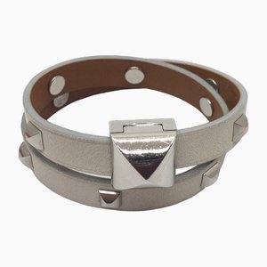 Armband mit weißen Ohrsteckern von Hermes