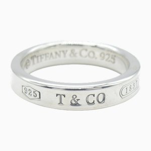Anillo estrecho de plata de Tiffany & Co.