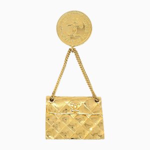 Broche con motivo de bolso acolchado en dorado de Chanel