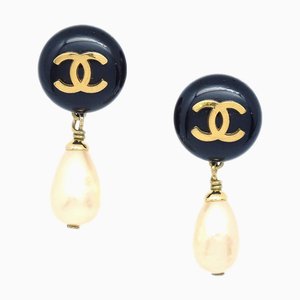 Chanel 1994 Pendientes colgantes con botón Cc negro y perlas de imitación en forma de lágrima 19015. Juego de 2