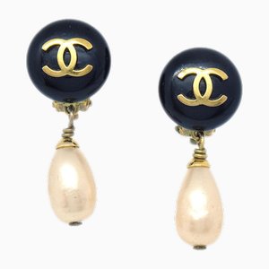 Boucles d'Oreilles Pendantes CC Noires et Perles en Fausse Larme de Chanel, Set de 2