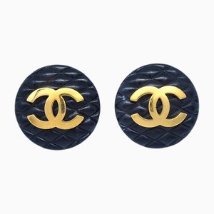 Boucles d'Oreilles Matelassées Noires et Dorées de Chanel, Set de 2