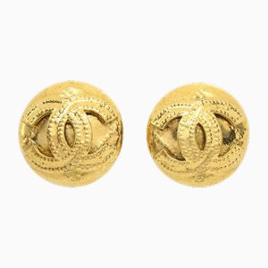 Aretes acolchados con botones de oro de Chanel. Juego de 2