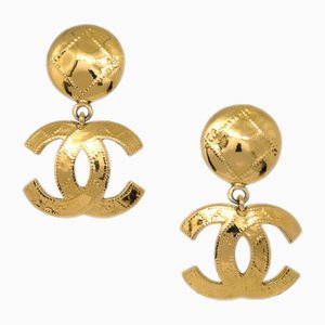 Boucles d'Oreilles Pendantes CC Matelassées Dorées de Chanel, Set de 2