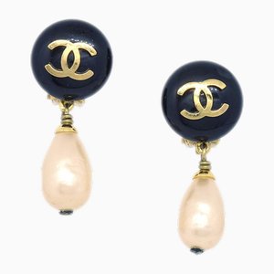 Boucles d'Oreilles Pendantes CC Teardrop Pearl de Chanel, Set de 2