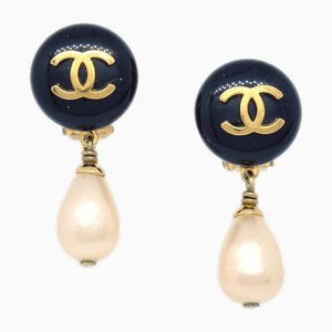Schwarze CC Ohrhänger mit künstlichen Tropfen und Perlen von Chanel, 2 . Set