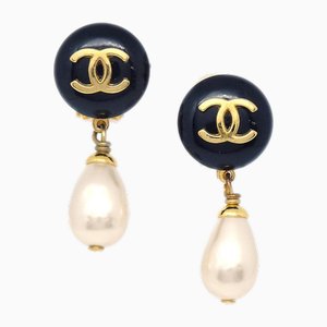 Aretes colgantes CC con perlas sintéticas en negro de Chanel. Juego de 2