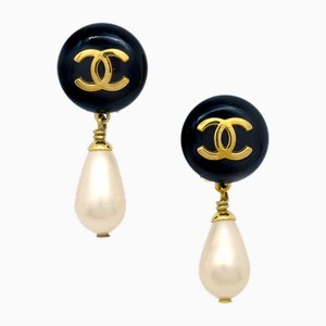 Aretes colgantes CC con perlas sintéticas en negro de Chanel. Juego de 2