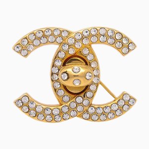 CHANEL 1996 Broche pequeño con cierre CC de cristal y oro 121307