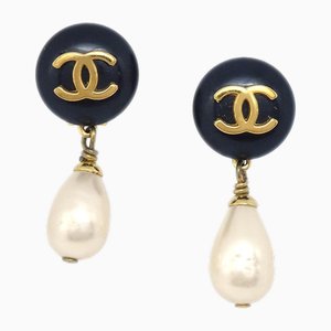 Tropfenförmige Perlenohrringe in Schwarz & Kunstleder von Chanel, 2 . Set