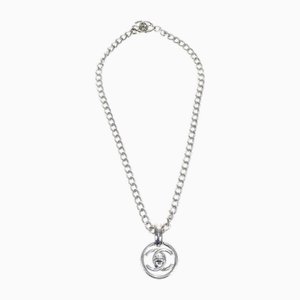 Ciondolo Turnlock rotondo con catena in argento di Chanel