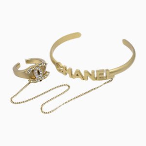 Bracciale rigido e anello con cristalli e logo di Chanel
