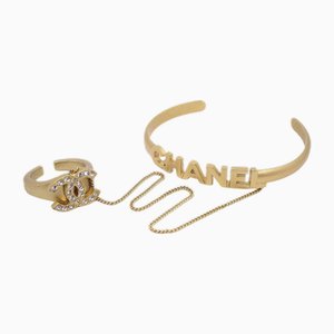 Bracciale rigido e anello con strass di Chanel