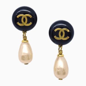 Tropfenförmige Perlenohrringe in Schwarz & Kunstleder von Chanel, 2 . Set