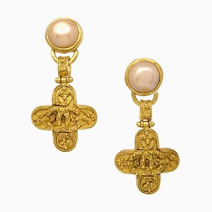 Pendientes colgantes de perlas artificiales Chanel con clip de oro 94A 141204. Juego de 2