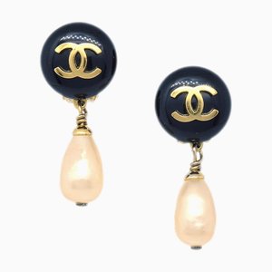 Pendientes colgantes de perlas artificiales de Chanel con clip de oro 94A 112517. Juego de 2