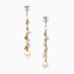 Aretes colgantes de perlas sintéticas de oro de Chanel. Juego de 2