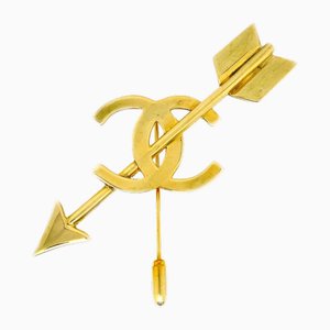 Broche de corazón con arco y flecha de Chanel