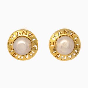 Pendientes Chanel Button de perlas artificiales con clip de oro blanco 2230 142098. Juego de 2